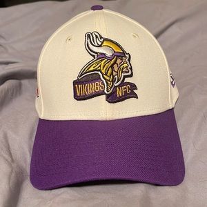 Men's Minnesota Vikings New Era 2022 Cream Sideline 39THIRTY Flex Hat